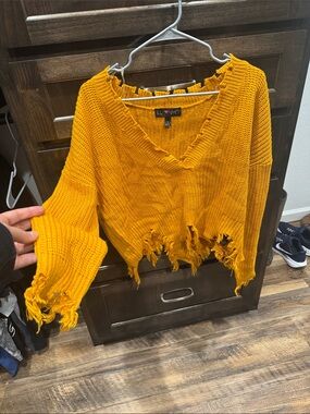 BUCKLE NYC Distressed V-Neck Knit Sweater in Mustard ( Size L )